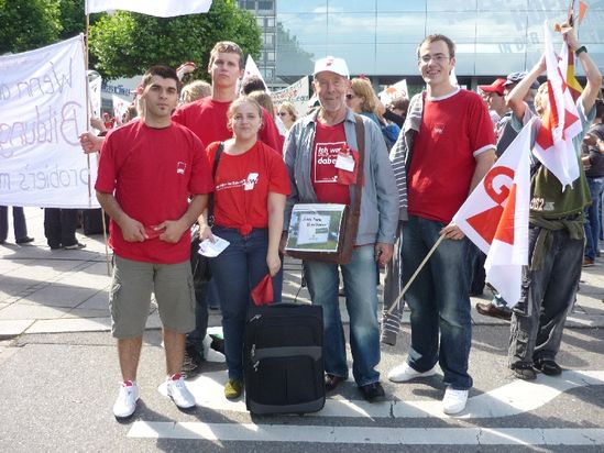 Das Bild zeigt von links nach rechts: Vatan Ukaj, Simeon Frömel, Kathrin Unrath, GEW-Urgestein Gerhard Fuchsloch und J